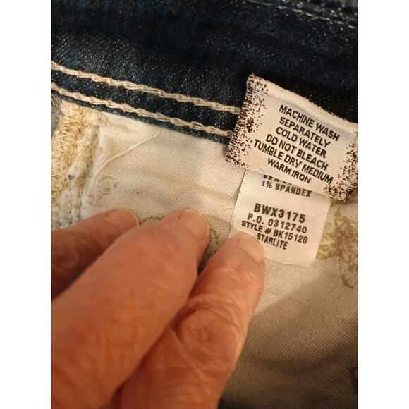 BKE Starlite Women's Capri Jeans Heavy Stitch Dark Wash Bling Embroidery Size 26 - Picture 8 of 9